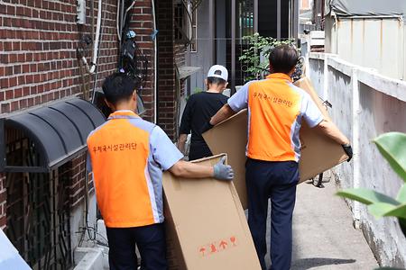 독거 어르신 주거 환경 개선지원 사회공헌활동 (자양종합사회복지관) 사진